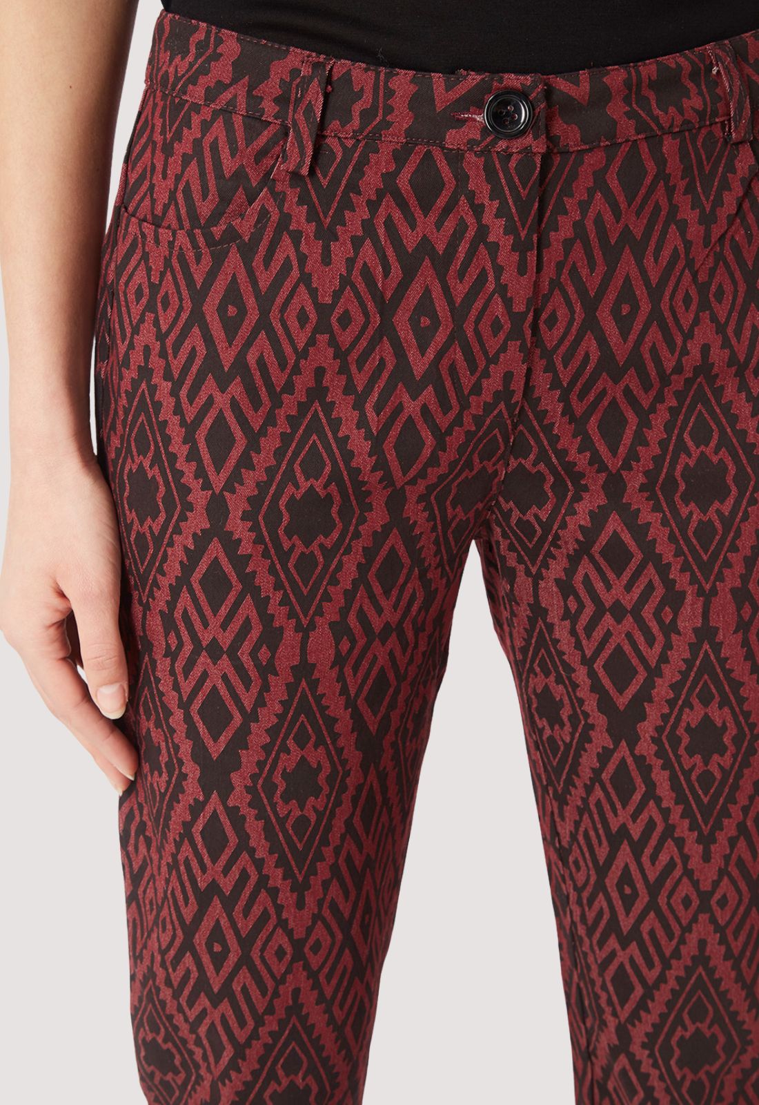 Pantalón mujer slim fit, pants estampado geométrico, tiro medio, tejido suave, corte entallado, estilo sofisticado, burdeos, talla 38, cómodo, versátil oficina y salidas, beneficios elegancia y confort, ✅Entrega 24/48h