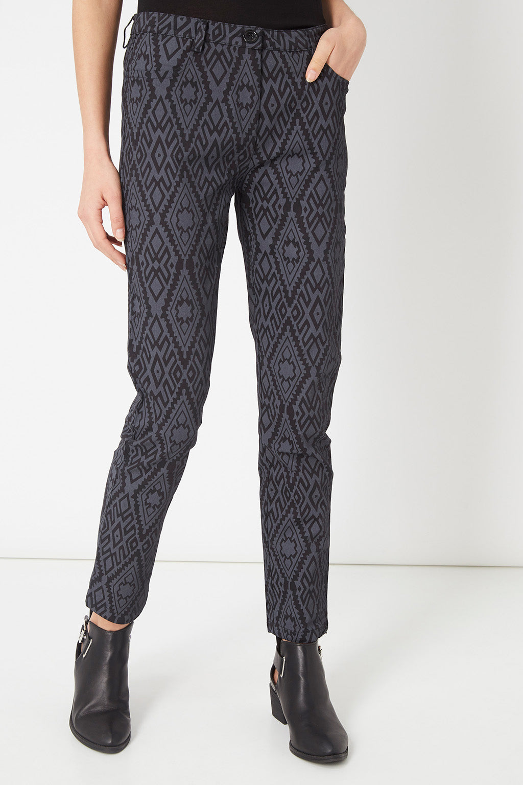 Pantalón slim mujer, pantalones entallados, diseño azteca, modelo Anany AN-130131, algodón elástico, tiro medio, cierre botón cremallera, 4 bolsillos, trabillas, estilo casual moderno, color gris, talla 38, cómodo versátil ✅Entrega 24/48h