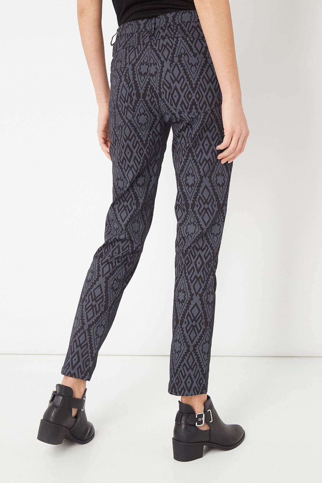 Pantalón slim mujer, pantalones entallados, diseño azteca, modelo Anany AN-130131, algodón elástico, tiro medio, cierre botón cremallera, 4 bolsillos, trabillas, estilo casual moderno, color gris, talla 38, cómodo versátil ✅Entrega 24/48h