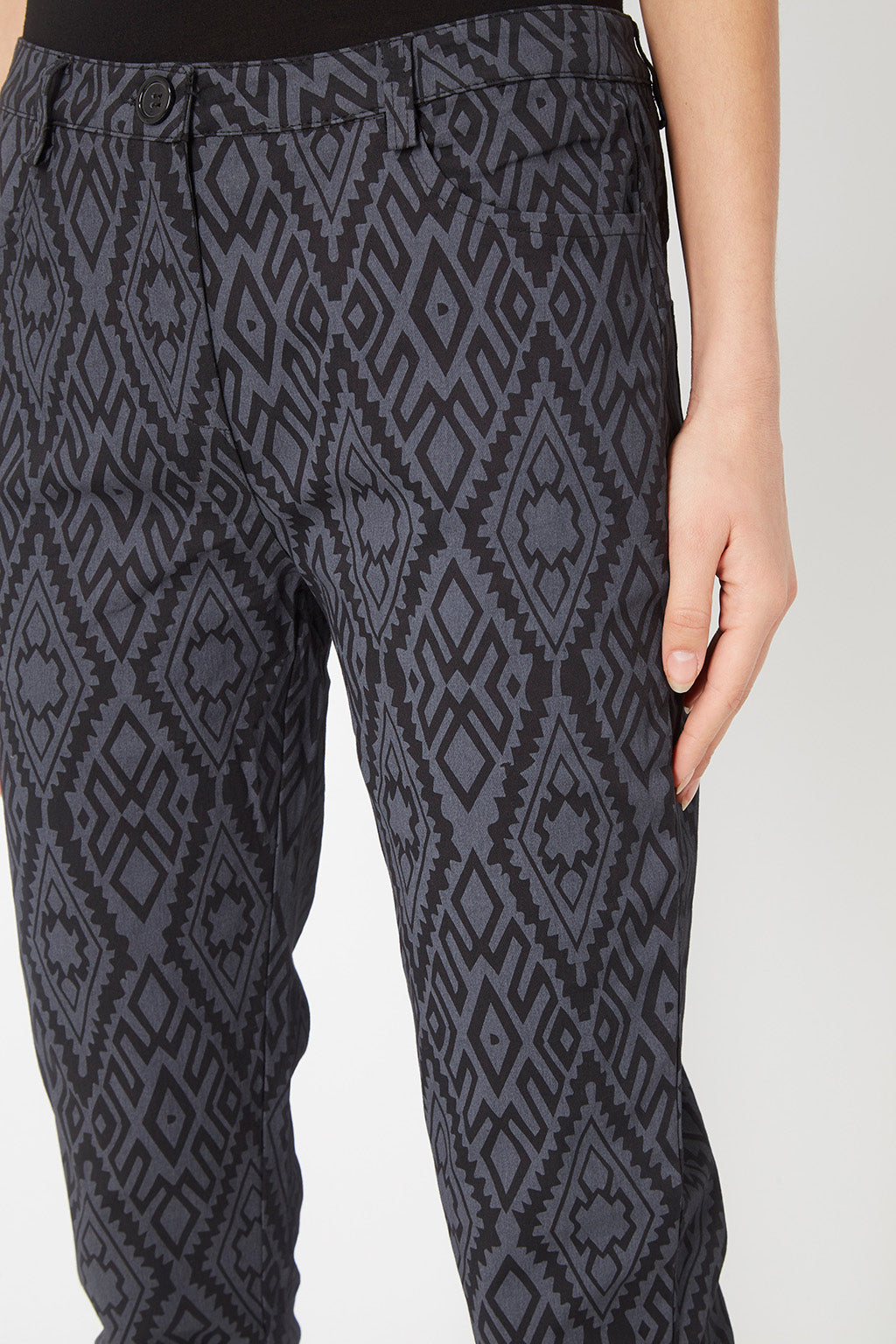 Pantalón slim mujer, pantalones entallados, diseño azteca, modelo Anany AN-130131, algodón elástico, tiro medio, cierre botón cremallera, 4 bolsillos, trabillas, estilo casual moderno, color gris, talla 38, cómodo versátil ✅Entrega 24/48h
