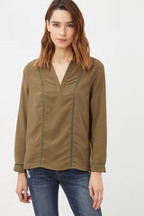 Blusa mujer, top, shirt, escote V, manga larga, relax fit, detalles encaje vertical, diseño elegante casual, ligera, cómoda, color verde oliva, talla 38, combina jeans faldas, look urbano sofisticado ✅Entrega 24/48h