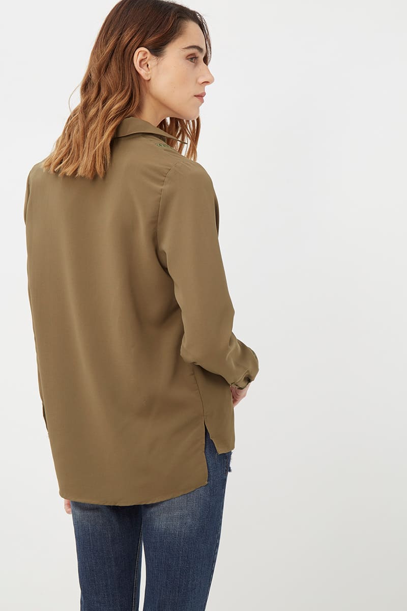 Blusa mujer, top, shirt, escote V, manga larga, relax fit, detalles encaje vertical, diseño elegante casual, ligera, cómoda, color verde oliva, talla 38, combina jeans faldas, look urbano sofisticado ✅Entrega 24/48h