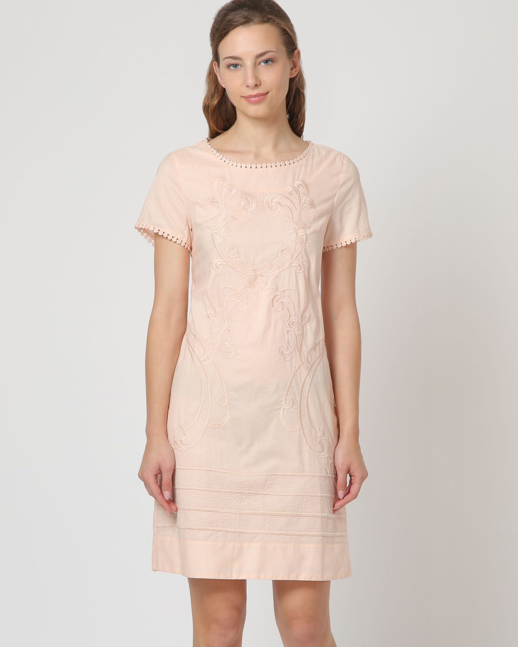 Vestido corto recto bordado textura floral, dress elegante manga corta, tejido ligero, corte favorecedor, estilo sofisticado, rosa claro, talla 38, ideal eventos, cómodo y fresco, outfit femenino, ✅Entrega 24/48h