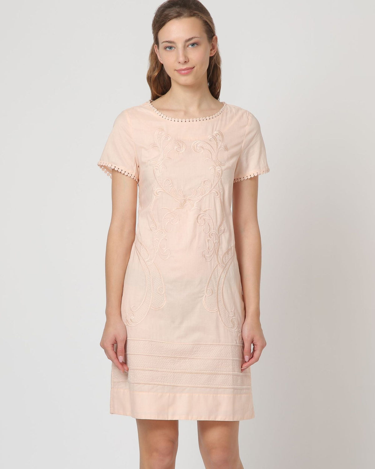 Vestido corto recto bordado textura floral, dress elegante manga corta, tejido ligero, corte favorecedor, estilo sofisticado, rosa claro, talla 38, ideal eventos, cómodo y fresco, outfit femenino, ✅Entrega 24/48h