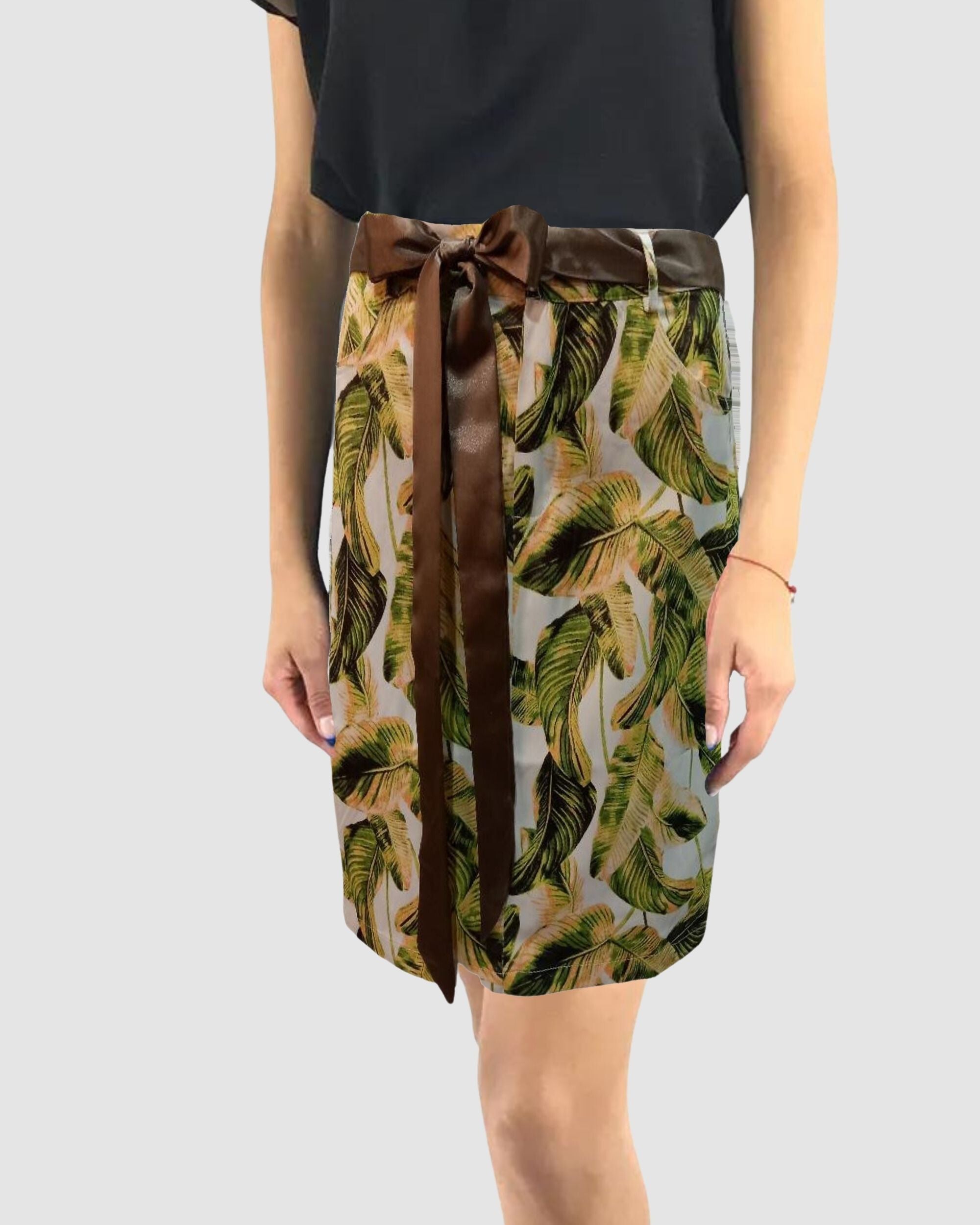 Falda corta mujer tropical outfit lazo satinado marrón, estampado hojas verdes, estilo moderno, fresca y versátil, perfecta looks casuales verano, talla 38, combina blusas y sandalias. ✅Entrega 24/48h