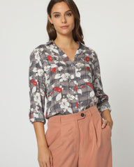 Blusa fluida mujer, shirt, outfit oficina, diseño floral sobre cuadros, manga tres cuartos, ligera, cómoda, elegante, casual, ideal entretiempo, gris, talla 40, colores 48 y 50, versátil, fácil combinar ✅Entrega 24/48h