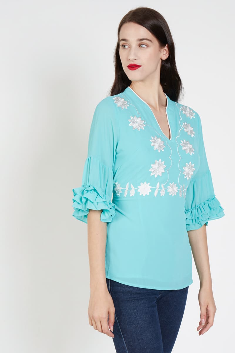 Blusa mujer bordada floral blusón manga volante escote pico look casual, tendencia primavera verano, fresca ligera cómoda, color azul claro, talla 40, ideal outfit diario, combina jeans o pantalones claros ✅Entrega 24/48h