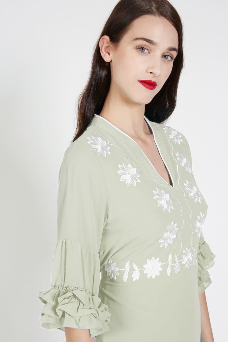 Blusa bordada mujer, top elegante, modelo manga 3/4 volante, cuello redondo escote pico, lazo decorativo, color verde claro, talla 38, cómoda y fresca, ideal looks casual o formal ✅Entrega 24/48h