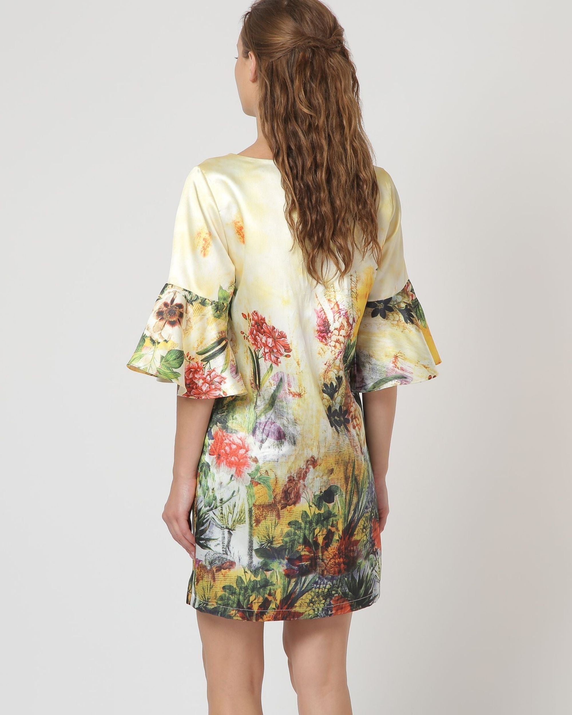 Vestido corto satinado floral, dress elegante fiesta mujer, manga acampanada, tela suave, estampado vibrante, modelo sofisticado, color amarillo, talla 38, ideal eventos, look impecable, ✅Entrega 24/48h