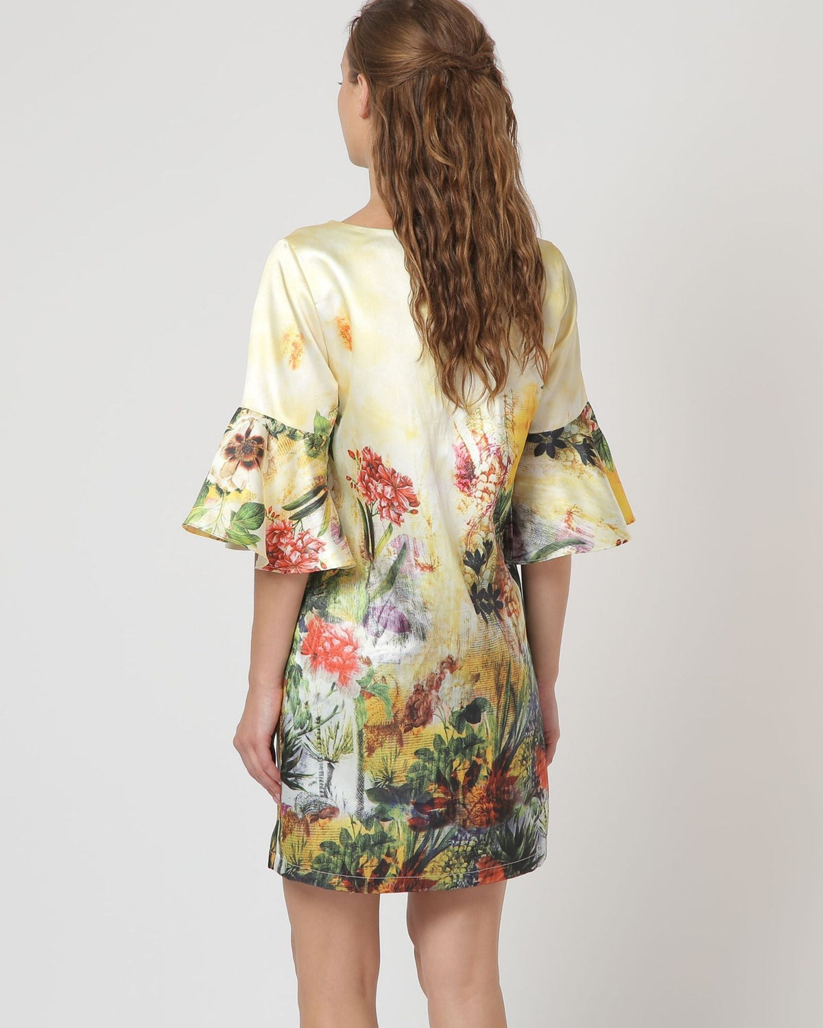 Vestido corto satinado floral, dress elegante fiesta mujer, manga acampanada, tela suave, estampado vibrante, modelo sofisticado, color amarillo, talla 38, ideal eventos, look impecable, ✅Entrega 24/48h
