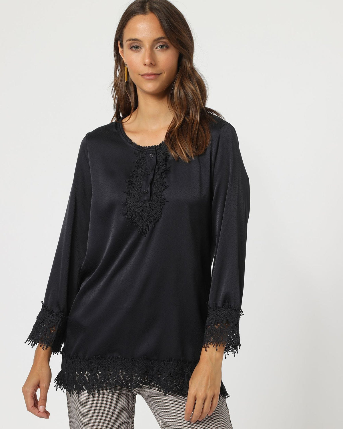 Blusa mujer satinada, camisa elegante manga larga, detalles encaje puño y bajo, tejido poliéster efecto satén, cuello redondo, cierre botones, cómoda talla 38 azul marino, look sofisticado oficina noche ✅Entrega 24/48h