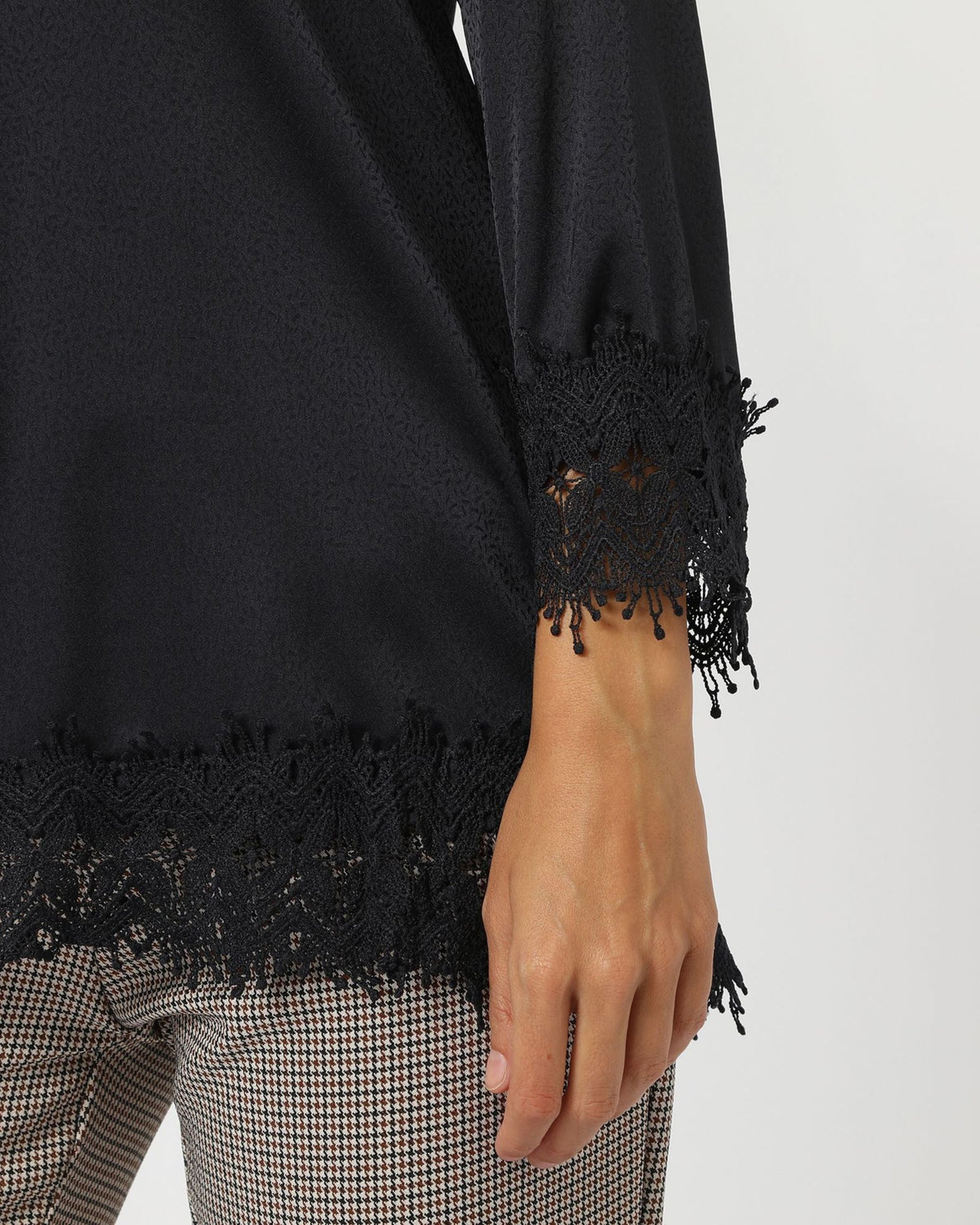 Blusa mujer satinada, camisa elegante manga larga, detalles encaje puño y bajo, tejido poliéster efecto satén, cuello redondo, cierre botones, cómoda talla 38 azul marino, look sofisticado oficina noche ✅Entrega 24/48h