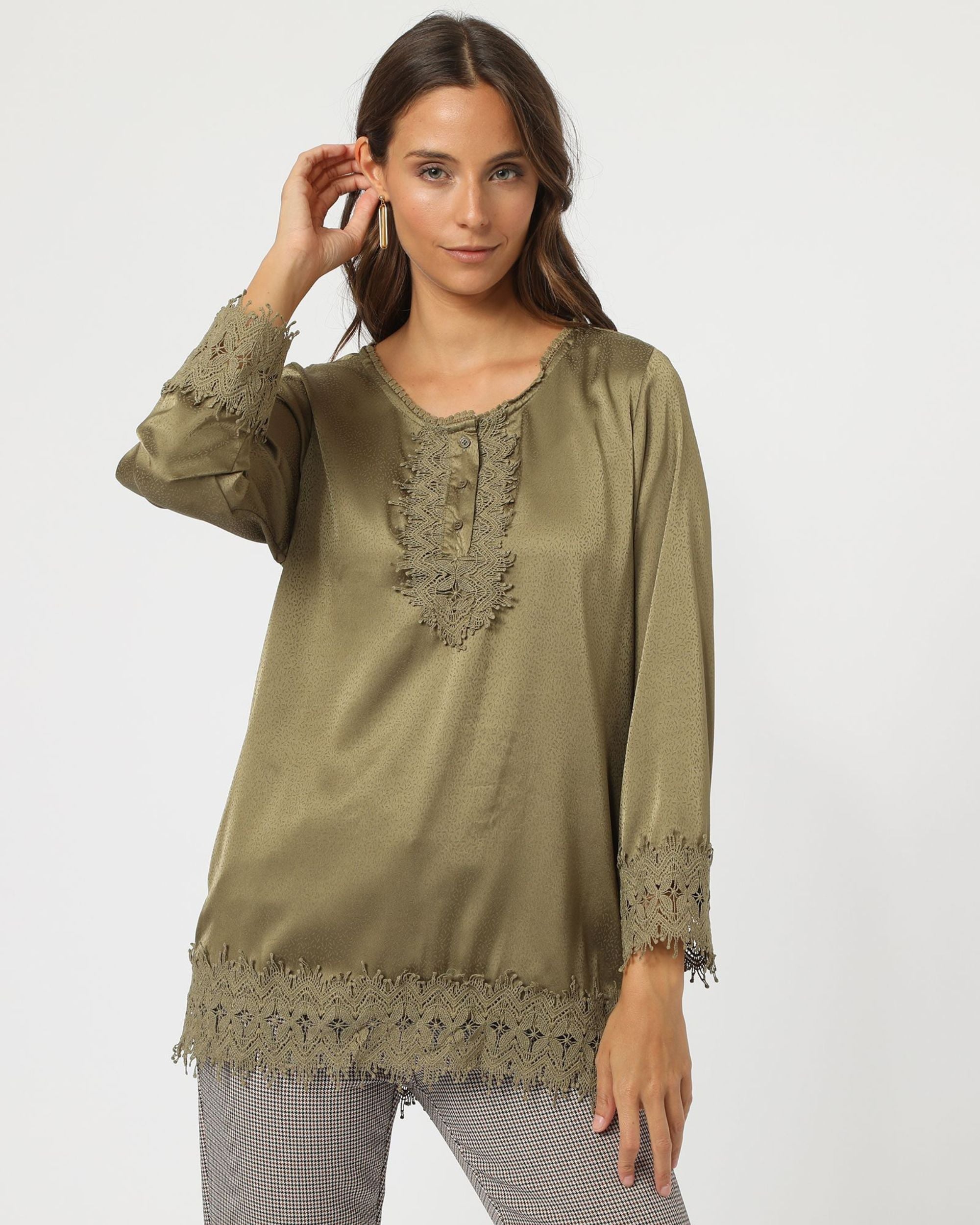 Blusa satinada mujer elegante, top, camisa, manga larga, cuello redondo, detalle encaje en puños y bajo, tejido poliéster, diseño liso, color caqui, talla 38, cómoda, versátil, chic ✅Entrega 24/48h