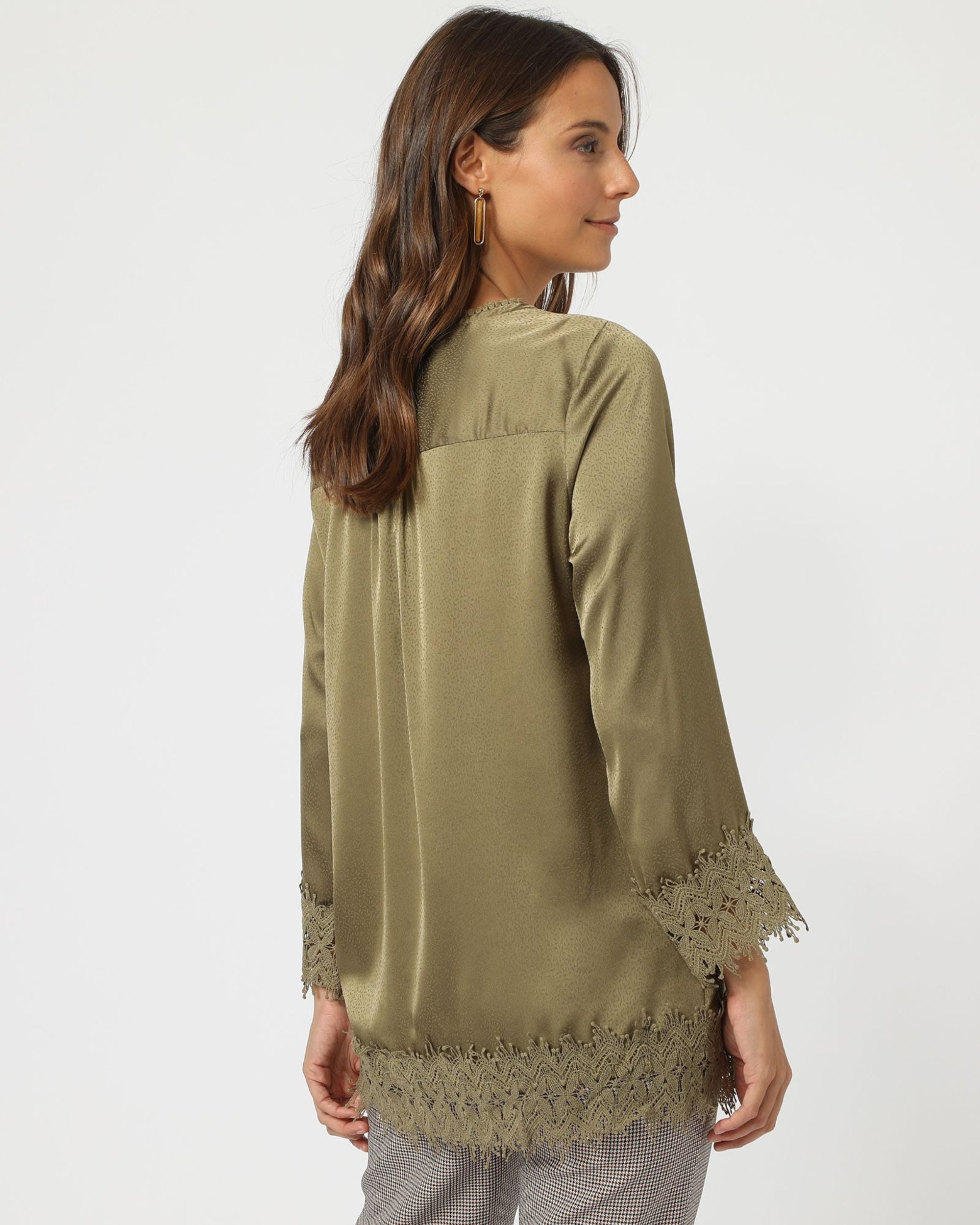 Blusa satinada mujer elegante, top, camisa, manga larga, cuello redondo, detalle encaje en puños y bajo, tejido poliéster, diseño liso, color caqui, talla 38, cómoda, versátil, chic ✅Entrega 24/48h