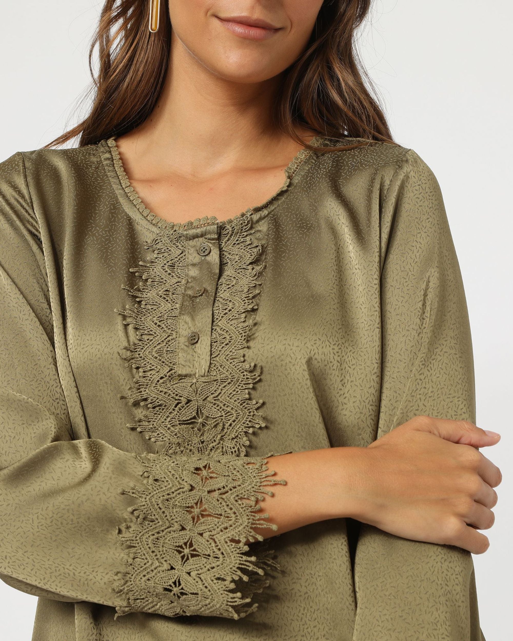 Blusa satinada mujer elegante, top, camisa, manga larga, cuello redondo, detalle encaje en puños y bajo, tejido poliéster, diseño liso, color caqui, talla 38, cómoda, versátil, chic ✅Entrega 24/48h