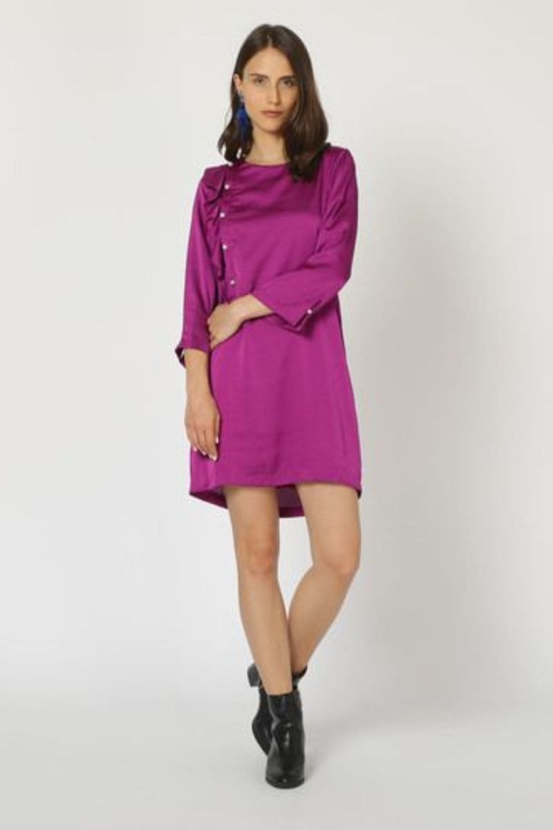 Vestido dress outfit diseño liso satinado volantes laterales modelo AN-250107 manga larga cuello redondo corte recto elegante cómodo color violeta talla 38 ✅Entrega 24/48h