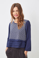 Blusa femenina gasa azul marino modelo AN-260101, diseño recto, estampado geométrico, manga larga, escote redondo, textura cómoda, talla 38, ideal casual elegante, entrega rápida ✅Entrega 24/48h