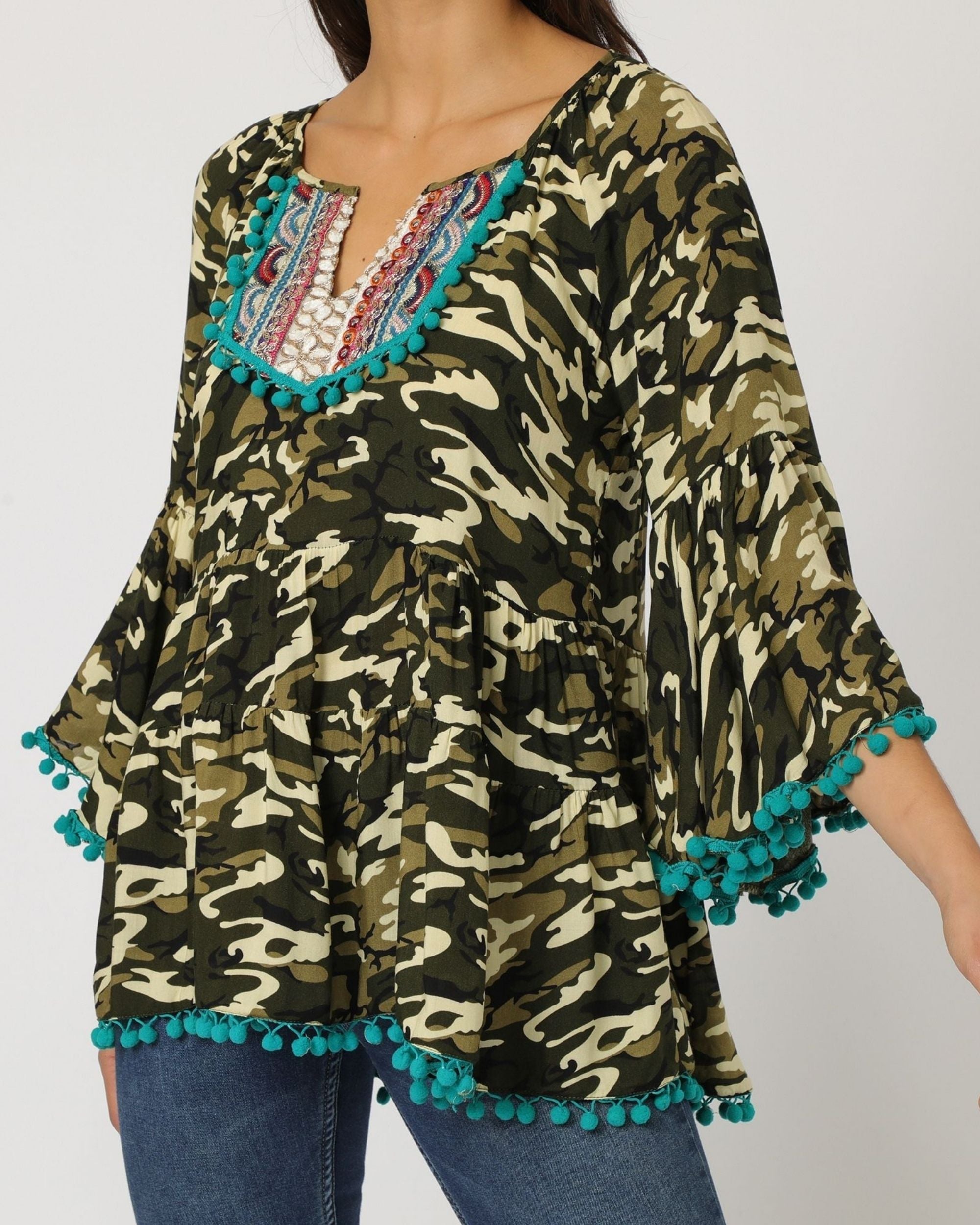 Blusa fluida mujer estampado camuflaje viscosa, camisa ligera, manga 7/8 avolantada, cuello redondo, pompones y detalles decorativos, cómoda y versátil, talla 38, verde ✅Entrega 24/48h