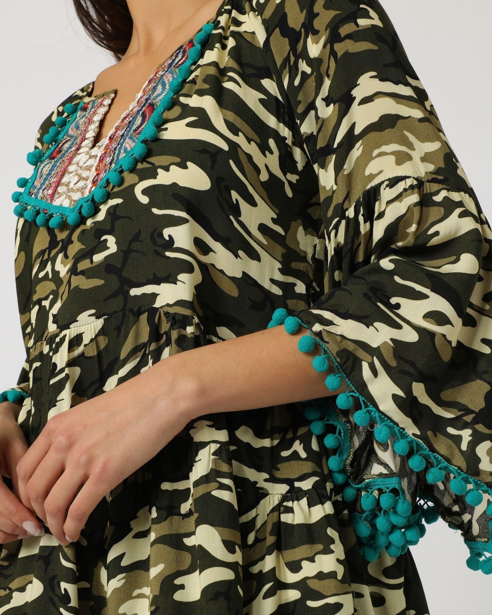 Blusa fluida mujer estampado camuflaje viscosa, camisa ligera, manga 7/8 avolantada, cuello redondo, pompones y detalles decorativos, cómoda y versátil, talla 38, verde ✅Entrega 24/48h
