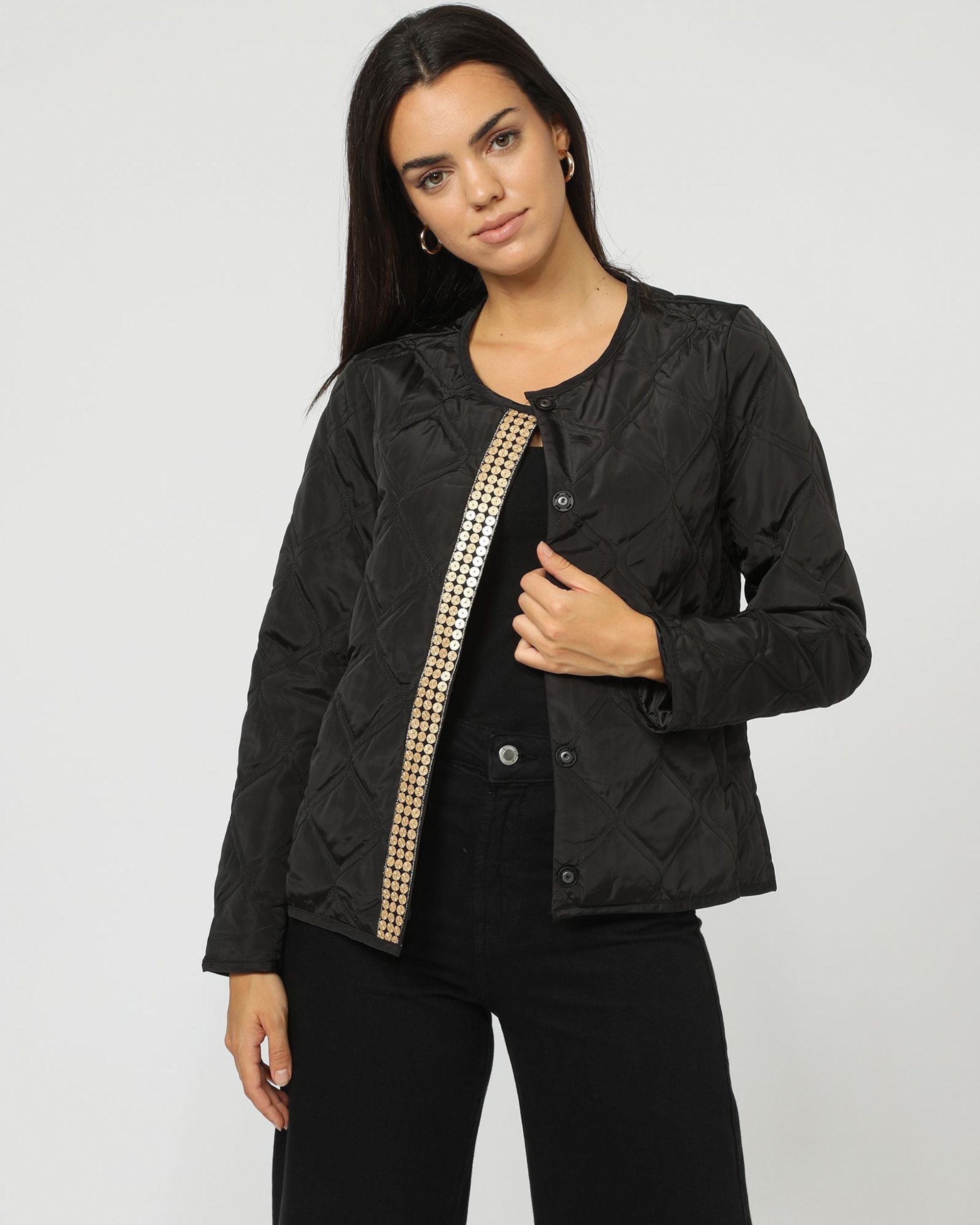Chaqueta acolchada mujer, cazadora ligera, detalle cadena dorada, diseño capitonado, cierre metálico, estilo elegante urbano, color negro, disponible talla 38, cómoda y sofisticada, ideal oficina, ciudad, salidas nocturnas ✅Entrega 24/48h