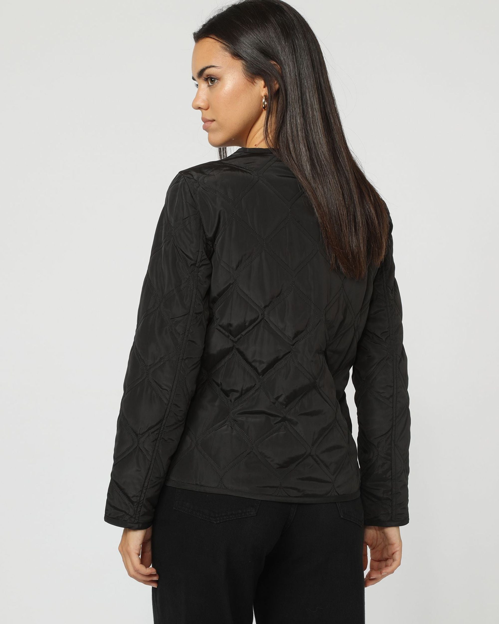 Chaqueta acolchada mujer, cazadora ligera, detalle cadena dorada, diseño capitonado, cierre metálico, estilo elegante urbano, color negro, disponible talla 38, cómoda y sofisticada, ideal oficina, ciudad, salidas nocturnas ✅Entrega 24/48h