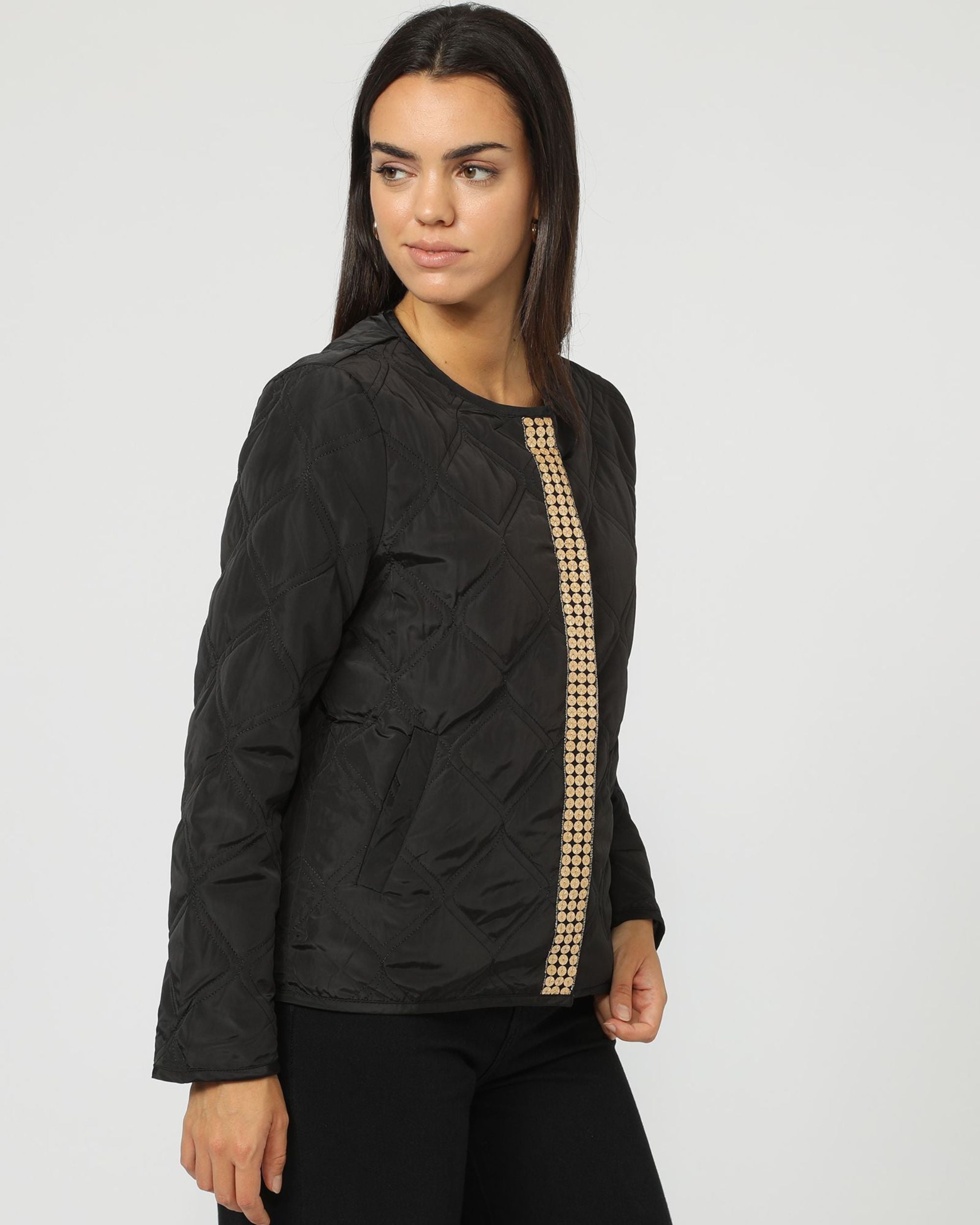 Chaqueta acolchada mujer, cazadora ligera, detalle cadena dorada, diseño capitonado, cierre metálico, estilo elegante urbano, color negro, disponible talla 38, cómoda y sofisticada, ideal oficina, ciudad, salidas nocturnas ✅Entrega 24/48h