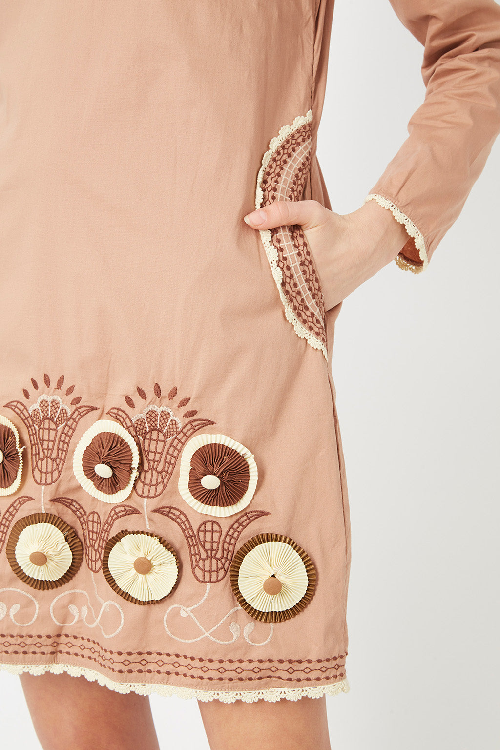 Vestido, dress, outfit recto bohemio bordado floral, manga larga, escote en V, algodón suave, estilo chic cómodo versátil urbano, decoración exclusiva, beige, talla 38 disponible, ideal ocasiones casuales ✅Entrega 24/48h