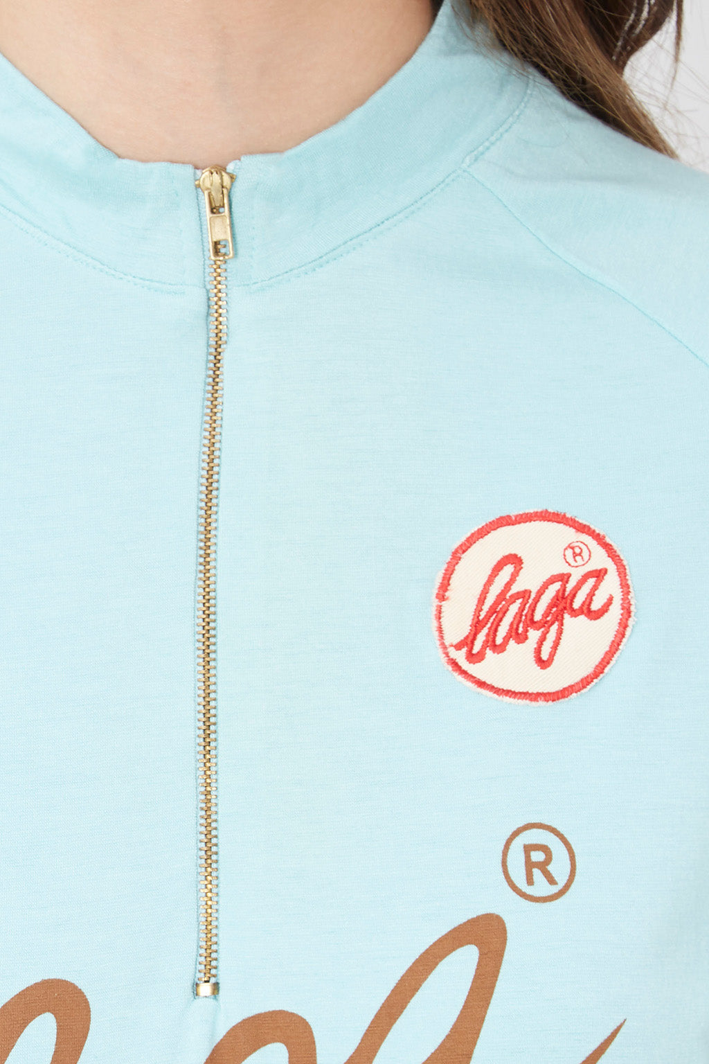Camiseta mujer manga corta t-shirt Laga B48790513 cuello mao cremallera estampada logo azul claro talla L cómoda versátil estilo casual perfecta looks urbanos y deportivos ✅Entrega 24/48h