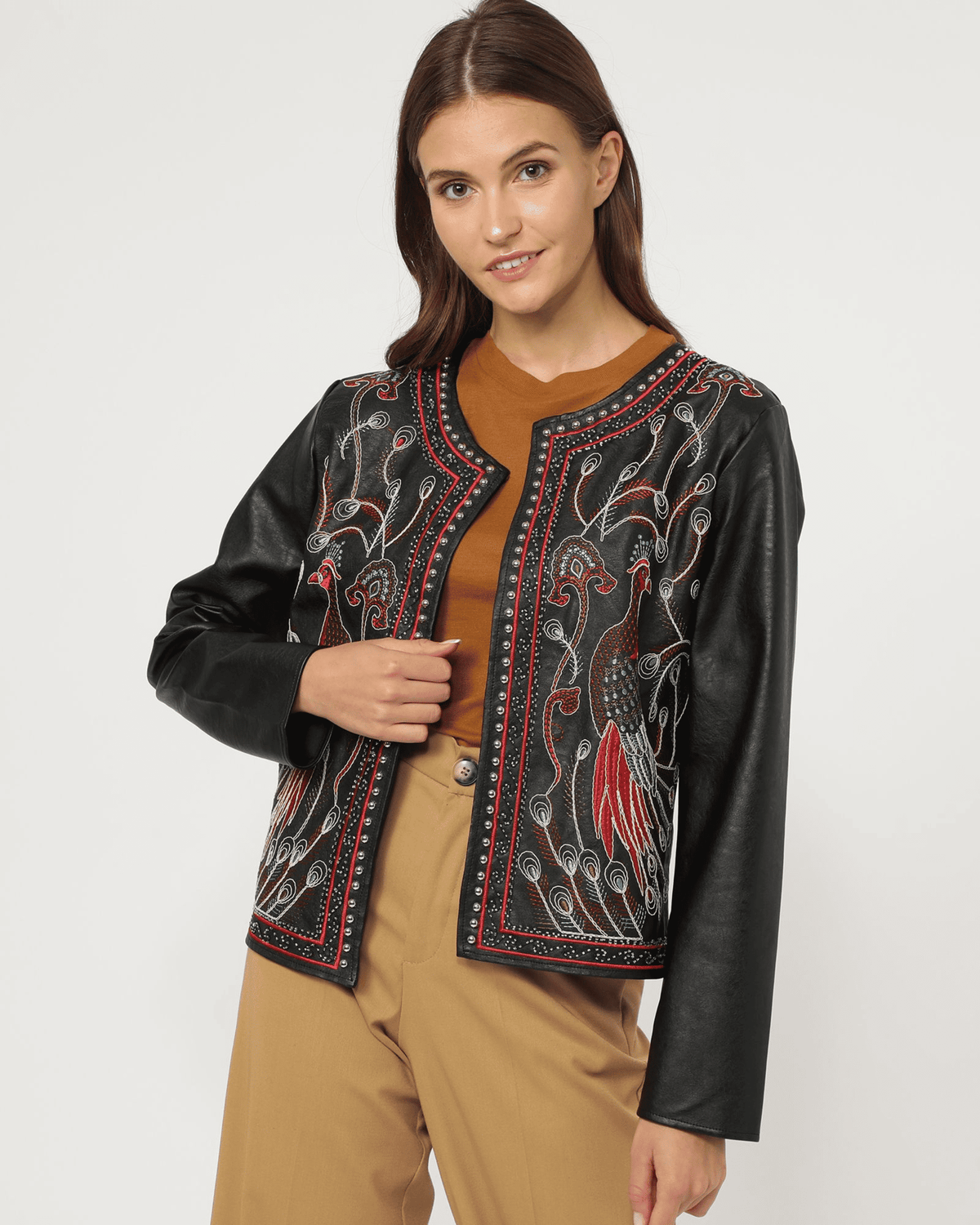 Chaqueta mujer polipiel, biker, diseño bordados pavo real, tachuelas, cuello redondo, cierre gancho, manga larga, color negro, talla L, estilo moderno y sofisticado, versátil, cómodo, ideal looks casuales y urbanos ✅Entrega 24/48h
