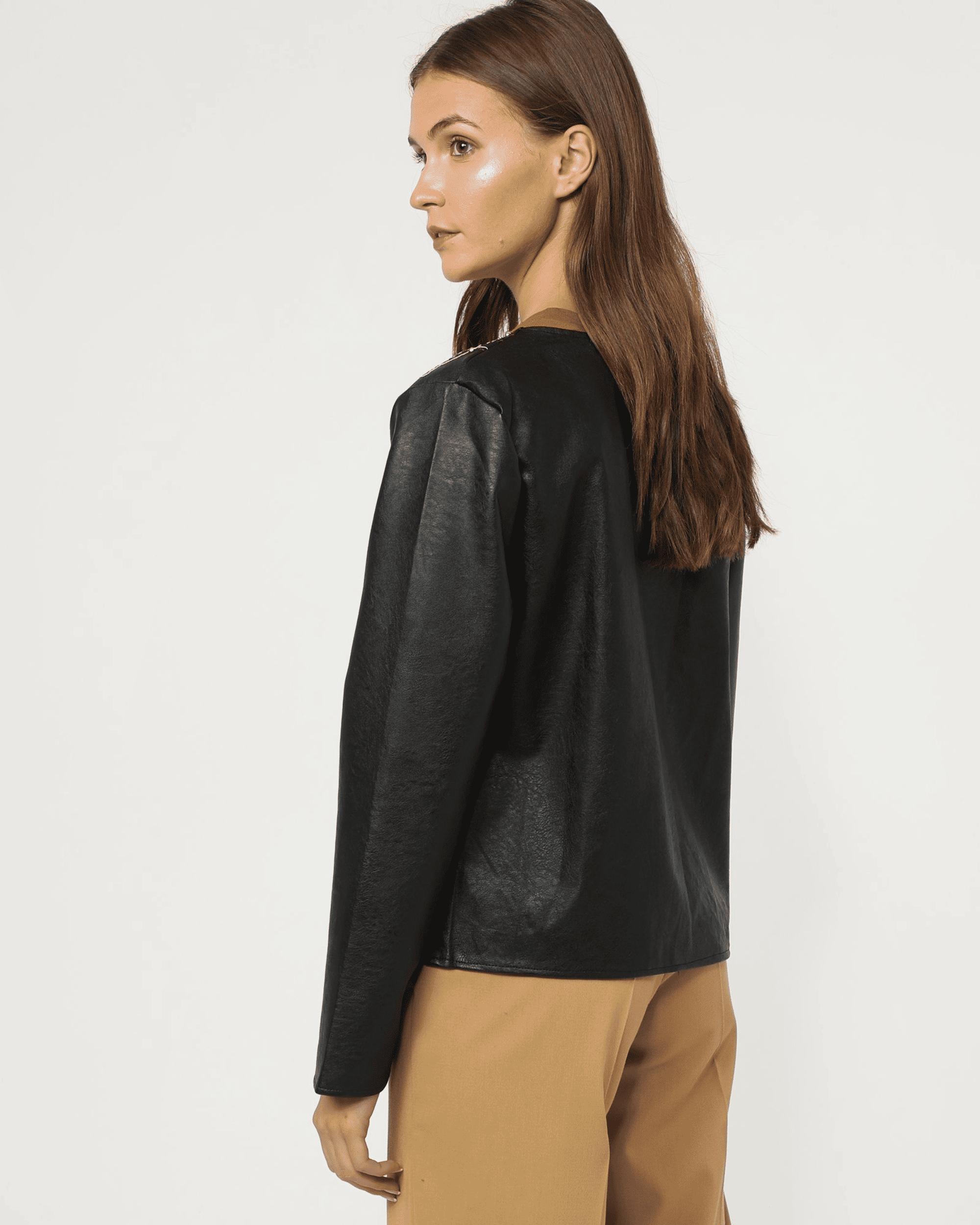 Chaqueta mujer polipiel, biker, diseño bordados pavo real, tachuelas, cuello redondo, cierre gancho, manga larga, color negro, talla L, estilo moderno y sofisticado, versátil, cómodo, ideal looks casuales y urbanos ✅Entrega 24/48h