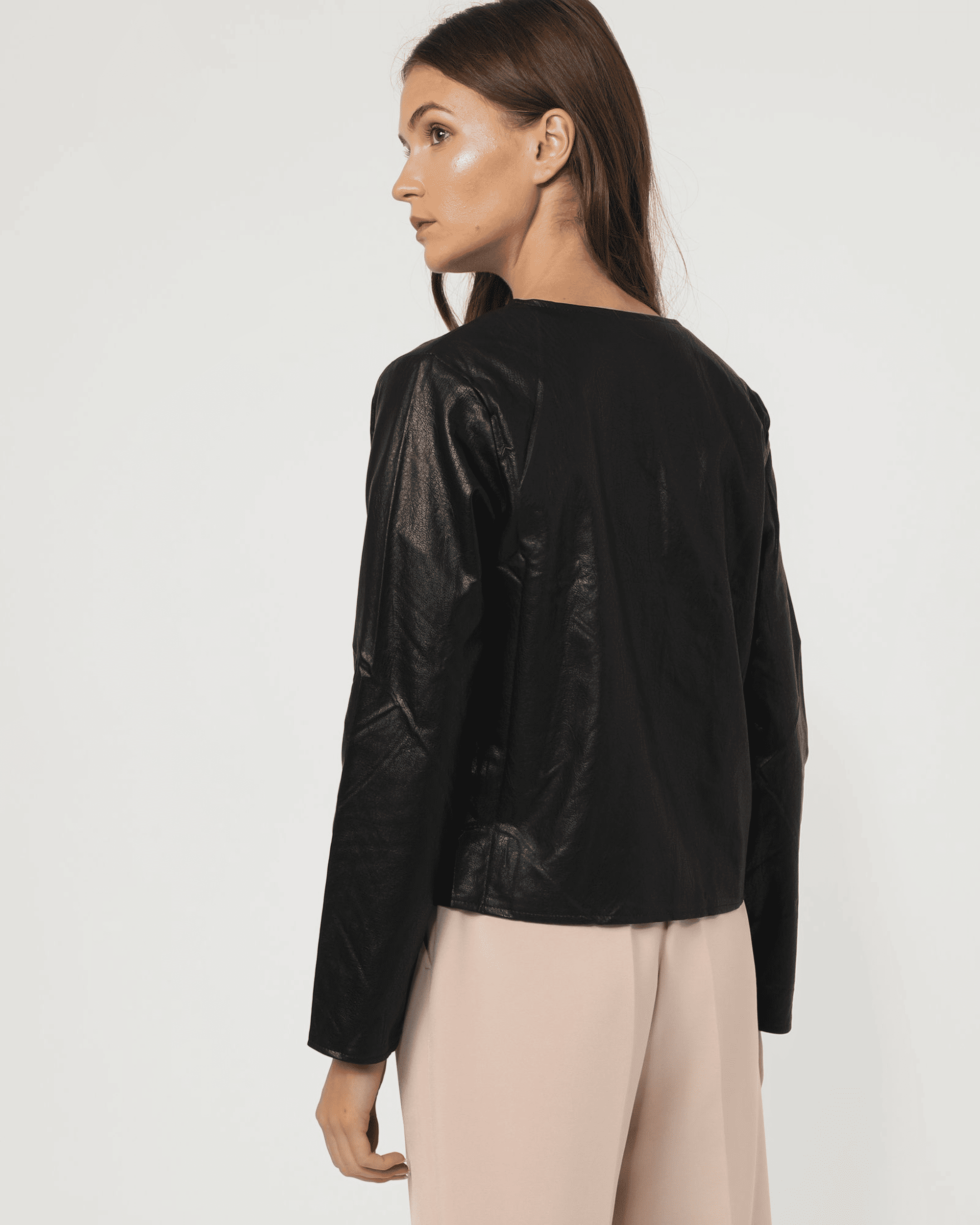 Chaqueta polipiel mujer, cazadora bordada hilo metalizado, manga larga, cuello redondo, cierre gancho, diseño elegante, talla L, ligera y versátil, outfit estilo moderno, color negro, ideal primavera o entretiempo ✅Entrega 24/48h