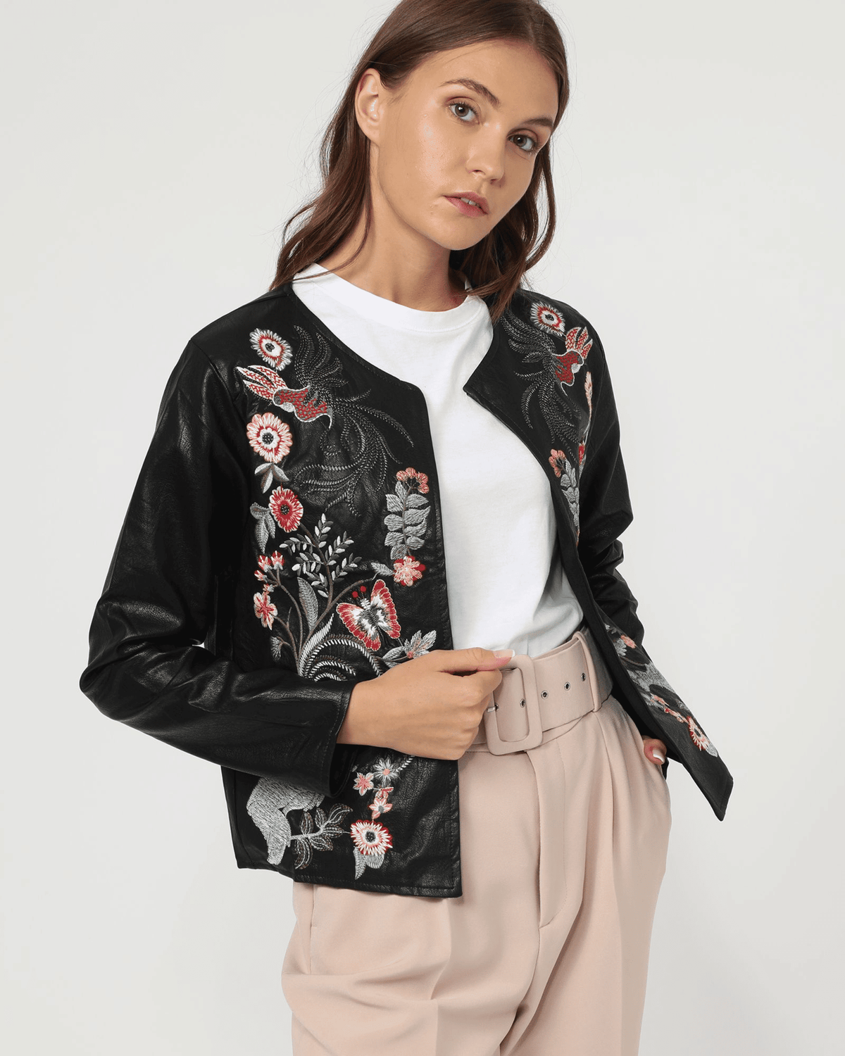 Chaqueta polipiel mujer, cazadora bordada hilo metalizado, manga larga, cuello redondo, cierre gancho, diseño elegante, talla L, ligera y versátil, outfit estilo moderno, color negro, ideal primavera o entretiempo ✅Entrega 24/48h