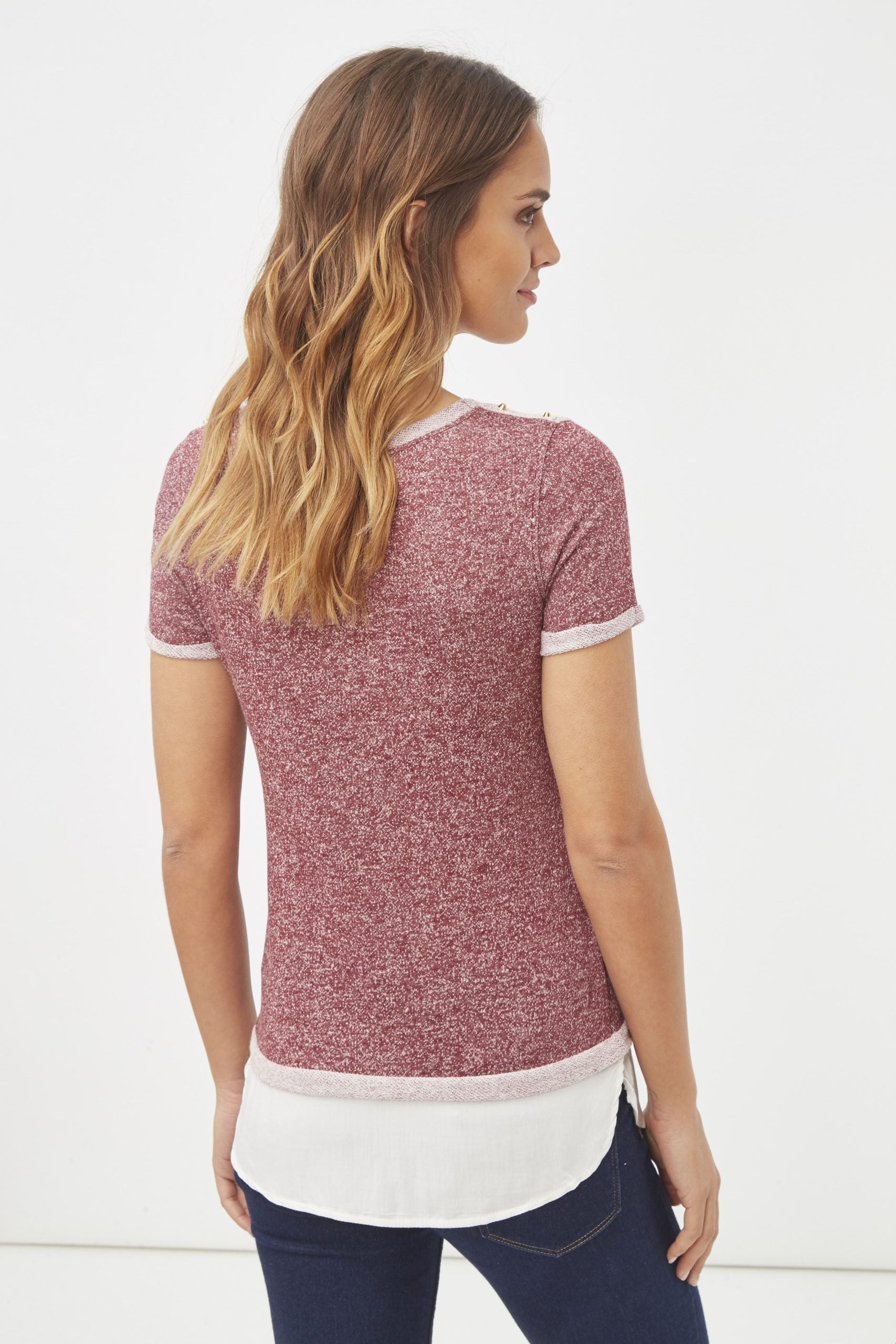 Camiseta mujer jaspeada efecto doble capa, detalles metálicos hombro, manga corta, cuello redondo, top comfy casual elegante, estilo versátil, tallas M/L, color burdeos claro/blanco ✅Entrega 24/48h