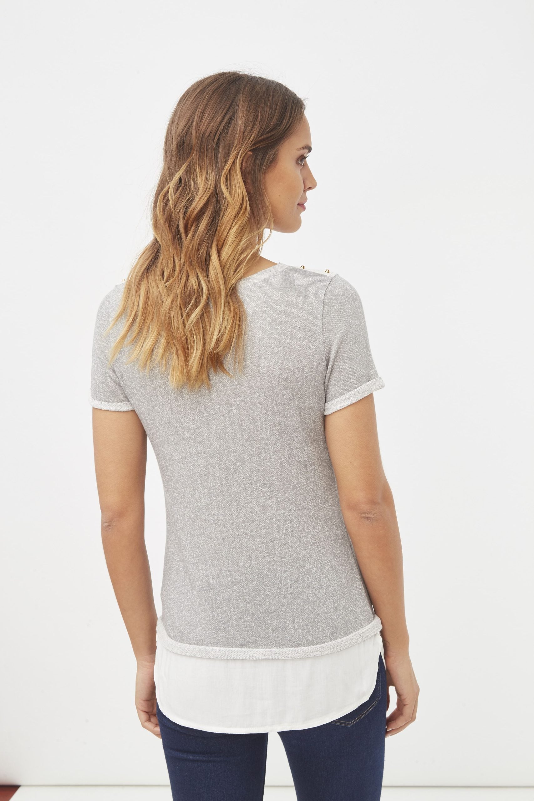 Blusa mujer punto gris blanca bicolor top camiseta detalles metálicos hombros bajo superpuesto suave ligera urbana oficina casual M L cómoda elegante moderna tendencia ✅Entrega 24/48h