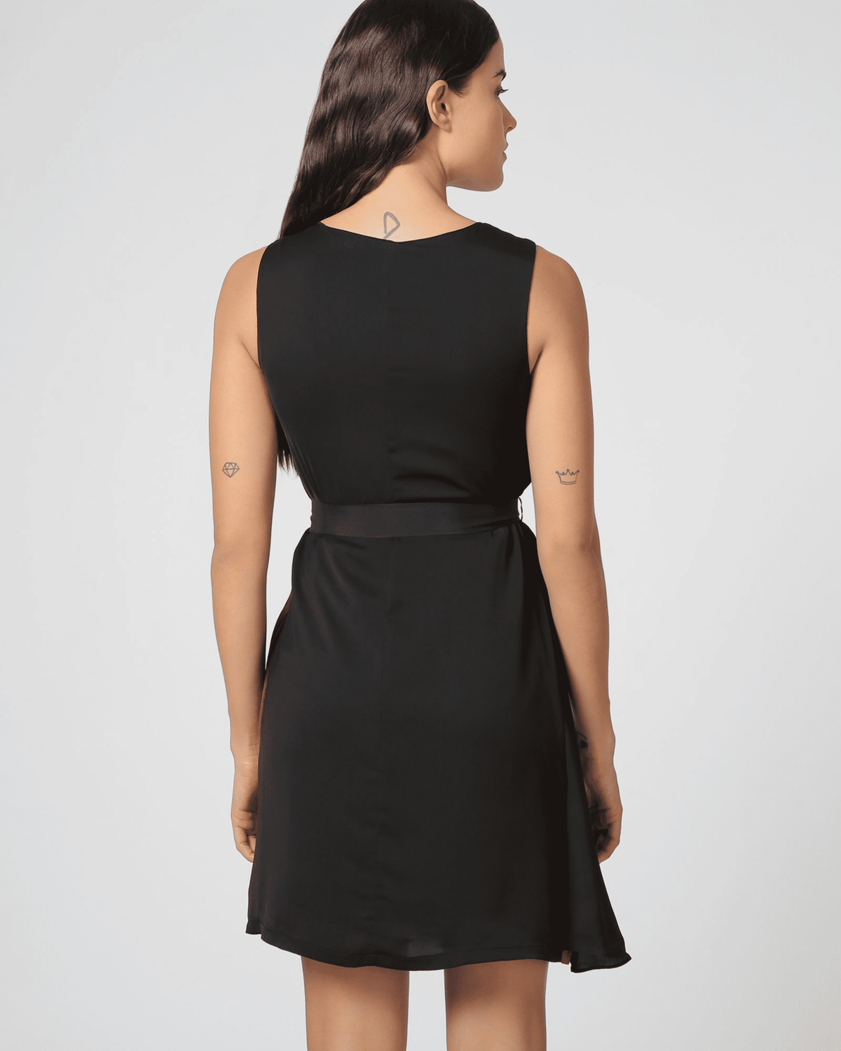 Vestido mujer raso bicolor sin mangas outfit elegante midi volante fajín escote redondo talla L modelo cómodo forro cremallera lateral rojo negro ideal eventos oficina ✅Entrega 24/48h