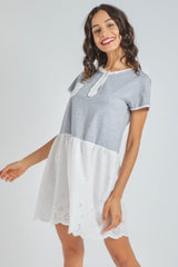 Vestido mujer bicolor, dress casual elegante, modelo 2 en 1 falda bordado inglés, cuello redondo, manga corta, cierre botones, gris blanco, talla L/XL, cómodo, versátil, elegante ✅Entrega 24/48h