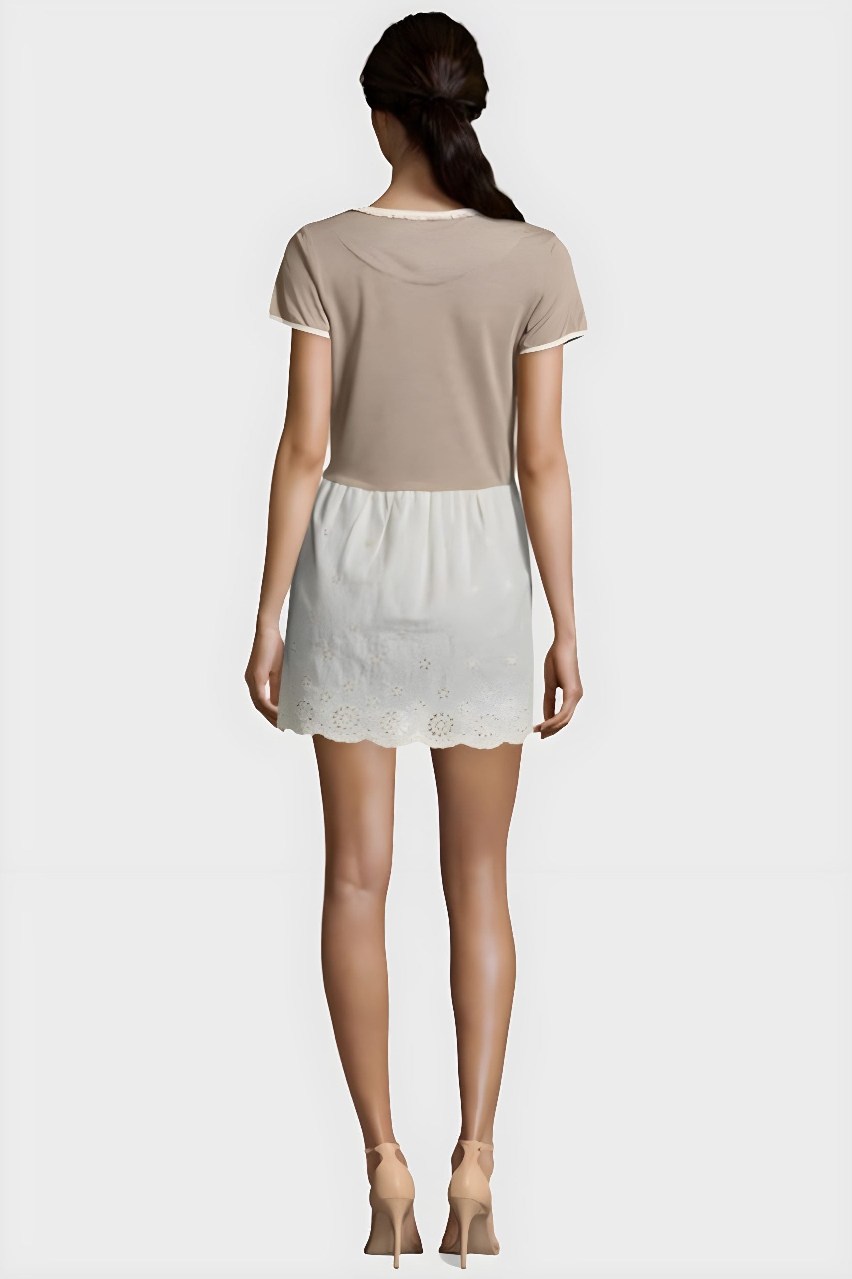 Vestido combinado mujer, dress bicolor, modelo CI-030031, tela ligera, corte recto, cuello redondo, manga corta, detalles bordados, colores beige y crema, tallas S/M, cómodo y versátil ✅Entrega 24/48h