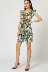Vestido corto mujer, dress estampado floral, modelo Laga D508, escote cuadrado, manga corta avolantada, volantes decorativos, cierre cremallera, estilo sofisticado y cómodo, disponible talla M, color verde ✅Entrega 24/48h