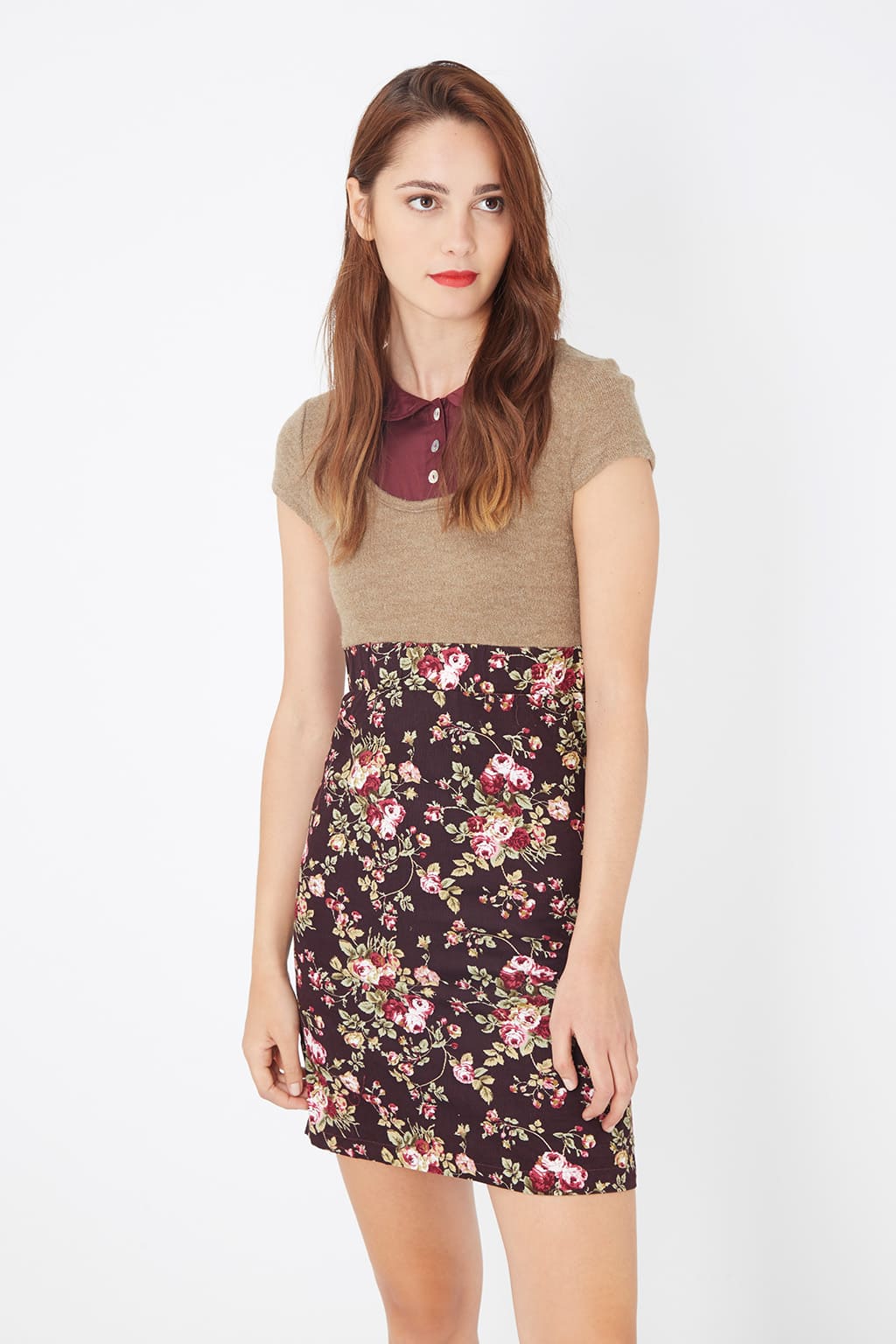 Vestido corto mujer, dress mini entallado estampado floral, manga corta, cuello polo burdeos, top beige, falda marrón flores, corte cómodo elegante urbano, talla M, ideal looks casual modernos ✅Entrega 24/48h