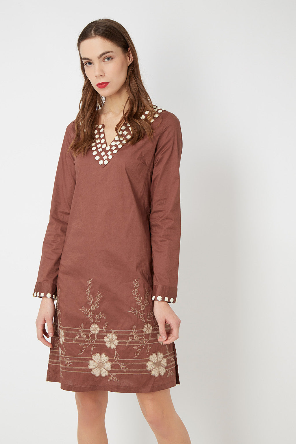 Vestido casual dress outfit bordado floral manga larga escote V algodón corte recto detalles perforados cómodo versátil urbano talla 36 marrón ✅Entrega 24/48h