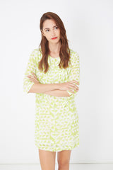 Vestido corto, dress moderno estampado geométrico, tela ligera, manga tres cuartos, estilo casual, colores blanco y verde, talla L, cómodo y versátil ideal uso diario o urbano, outfit primavera verano ✅Entrega 24/48h