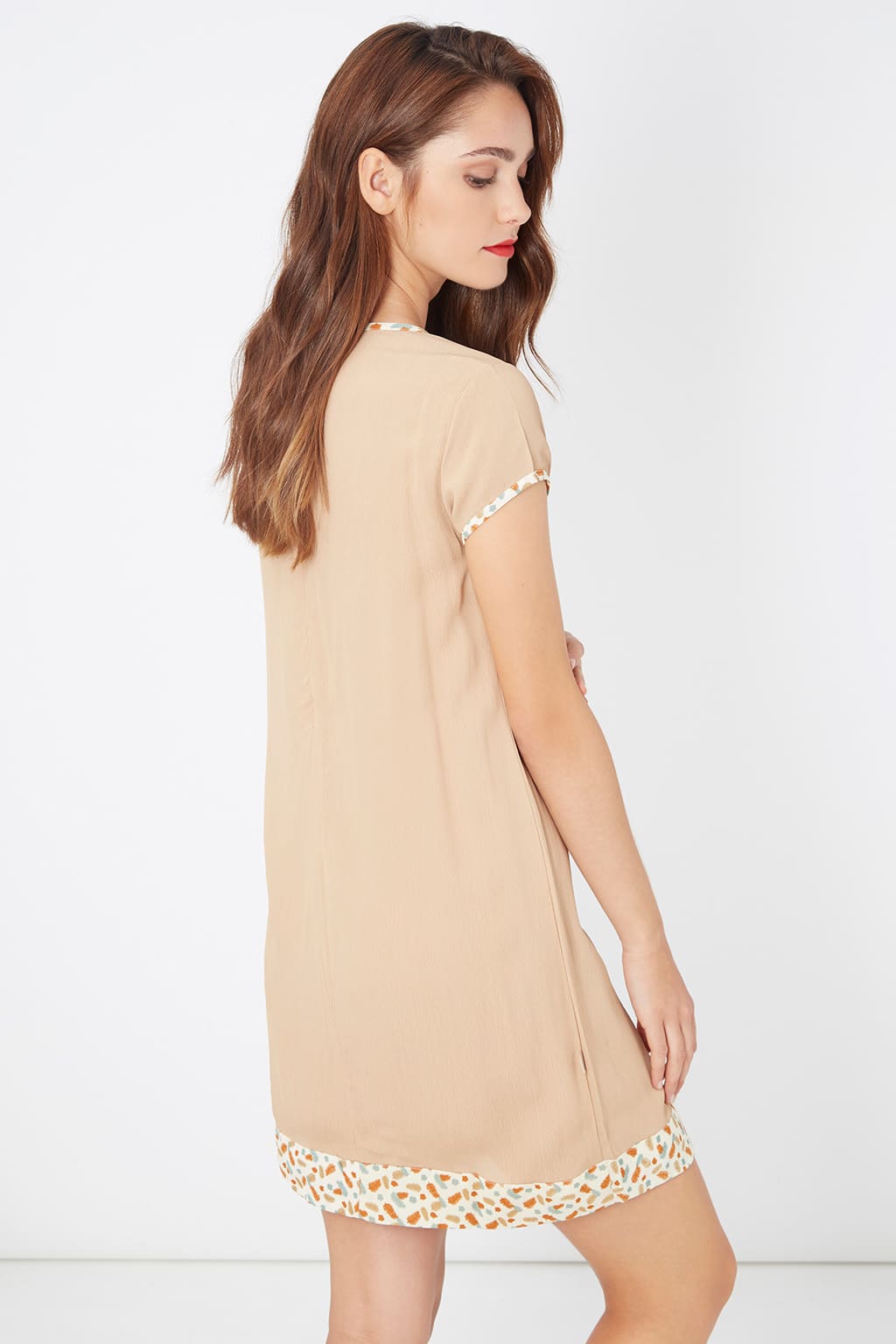 Vestido mujer fluido beige, dress corto, diseño liso detalles estampados, forro integrado, manga corta cuello redondo, cómodo elegante versátil, talla L disponible, ideal primavera verano ✅Entrega 24/48h