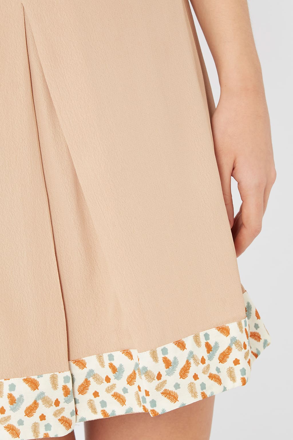 Vestido mujer fluido beige, dress corto, diseño liso detalles estampados, forro integrado, manga corta cuello redondo, cómodo elegante versátil, talla L disponible, ideal primavera verano ✅Entrega 24/48h