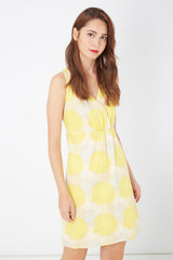 Vestido mujer mini dress outfit modelo Laga D795 estampado floral escote pico sin mangas fruncido cómodo forro integrado cierre cremallera estilo veraniego amarillo talla L ✅Entrega 24/48h