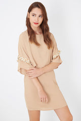 Vestido corto mujer, dress casual, manga corta lazo detalle floral, estilo urbano relajado, tejido suave, corte recto, disponible beige, talla L, versátil y cómodo, ideal verano y primavera ✅Entrega 24/48h