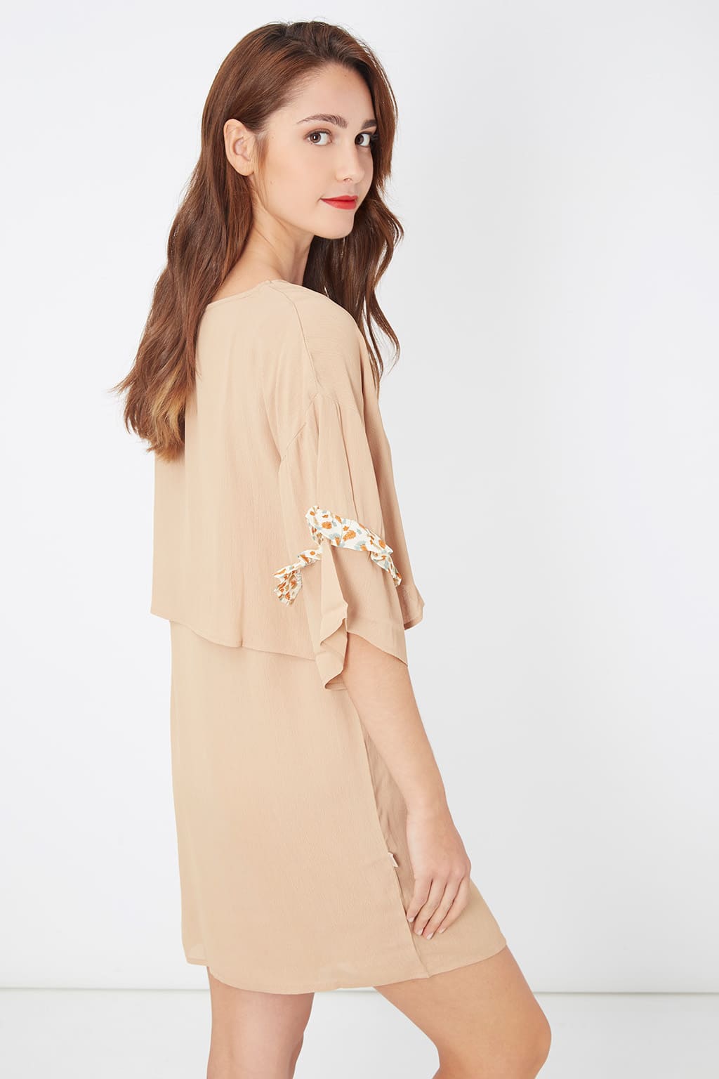 Vestido corto mujer, dress casual, manga corta lazo detalle floral, estilo urbano relajado, tejido suave, corte recto, disponible beige, talla L, versátil y cómodo, ideal verano y primavera ✅Entrega 24/48h