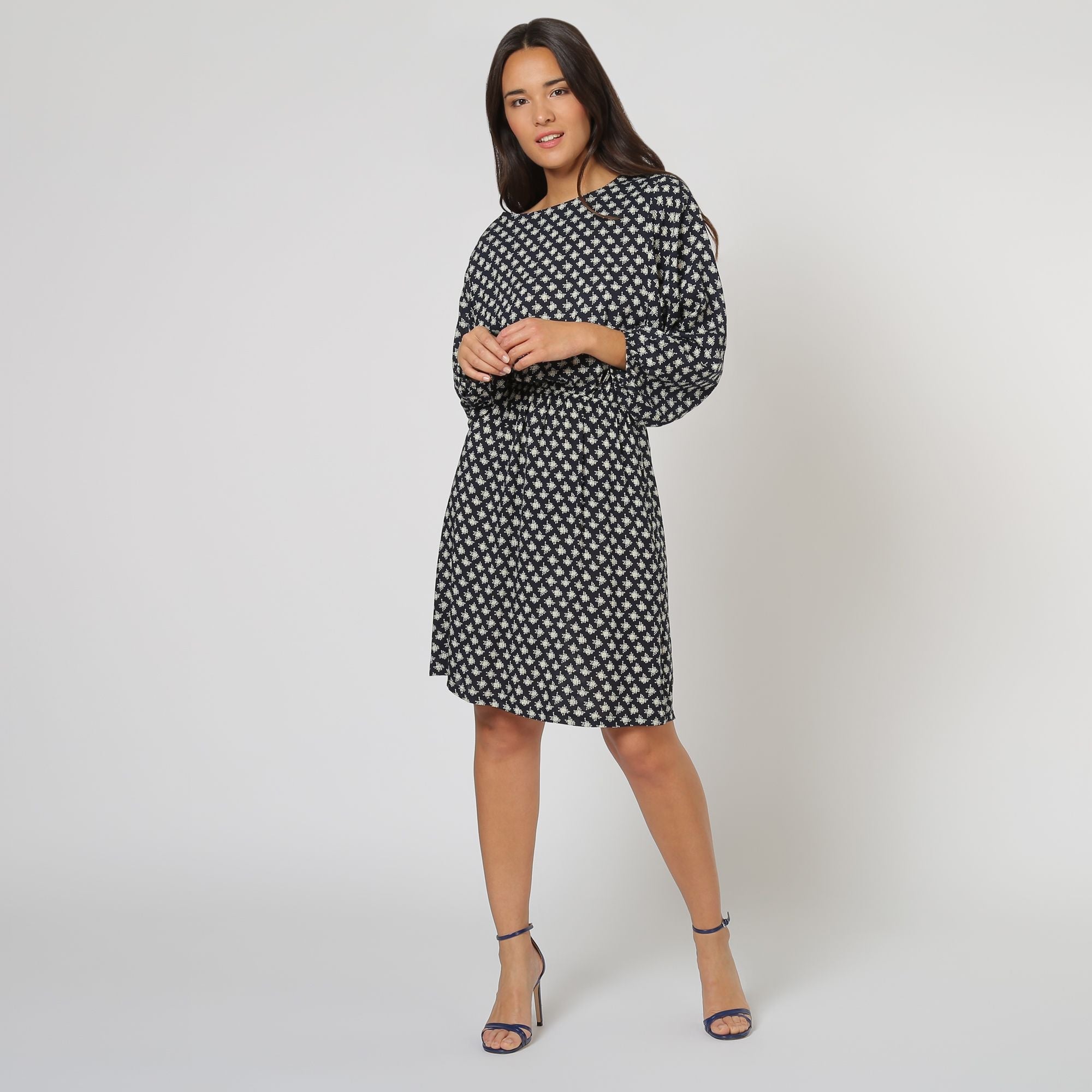Vestido casual mujer dress outfit Love & Money F15021 estampado geométrico cintura elástica escote redondo manga larga puño elástico corte recto colores marino beige talla L cómodo moderno elegante ✅Entrega 24/48h