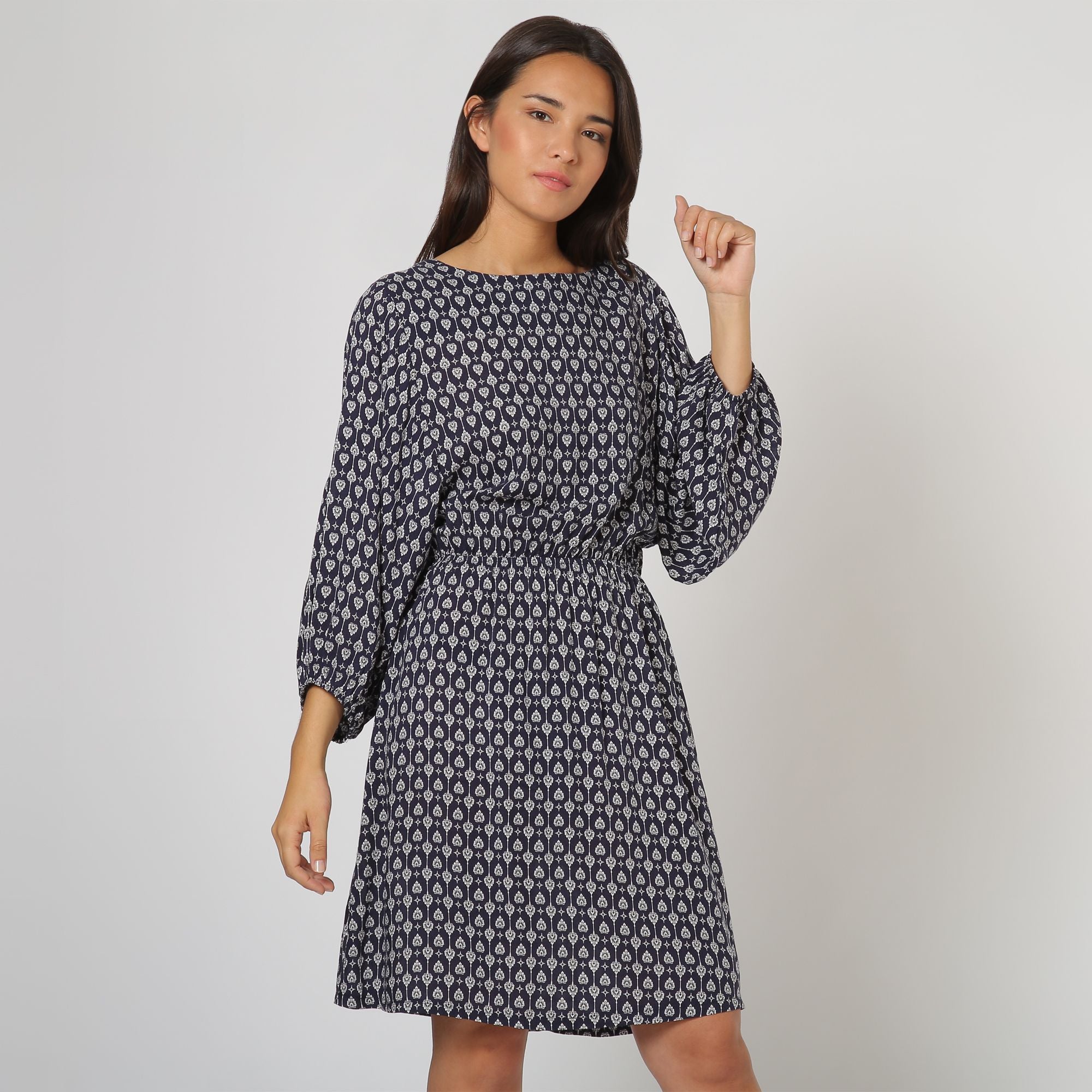 Vestido corto mujer, dress estampado moderno, modelo F15022, manga larga puño elástico, escote redondo, cintura ajustada, tela cómoda, look casual elegante, disponible L, colores azul marino blanco ✅Entrega 24/48h