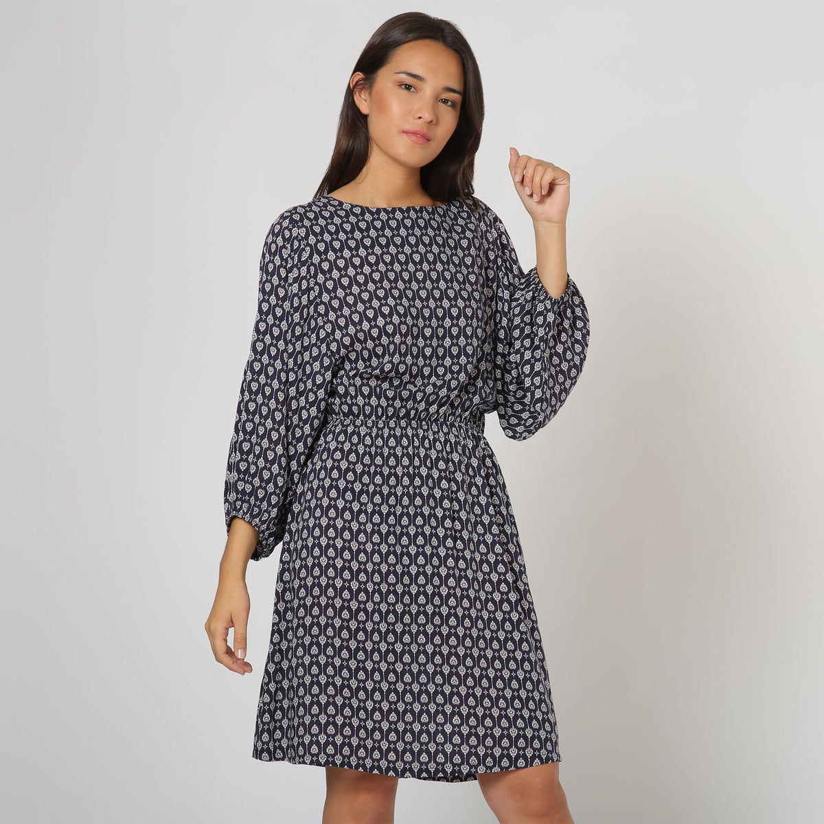 Vestido corto mujer, dress estampado moderno, modelo F15022, manga larga puño elástico, escote redondo, cintura ajustada, tela cómoda, look casual elegante, disponible L, colores azul marino blanco ✅Entrega 24/48h