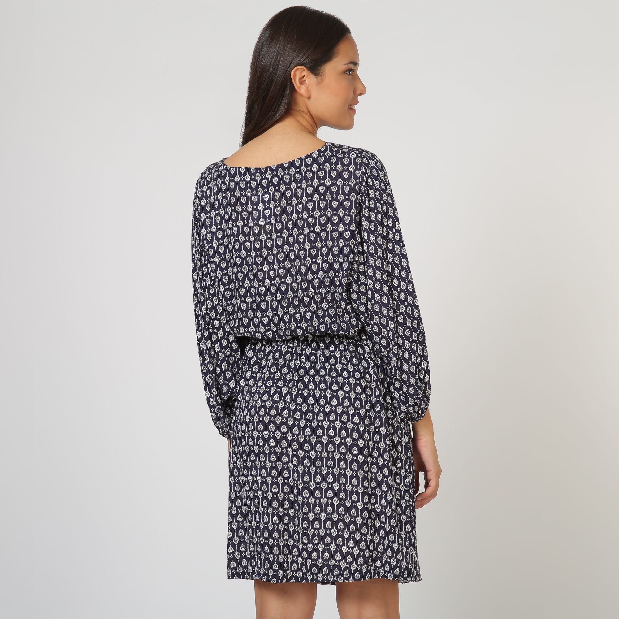Vestido corto mujer, dress estampado moderno, modelo F15022, manga larga puño elástico, escote redondo, cintura ajustada, tela cómoda, look casual elegante, disponible L, colores azul marino blanco ✅Entrega 24/48h